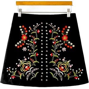 BEA. UTIFUL RIVET DESGIN MINI SKIRT. Silver studded, black suede